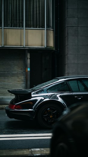 ポルシェジャパン on Instagram: "964 Turboが、夏の都会を駆け抜ける。 @vanquishceo #ポルシェ #Porsche #PorscheJapan #964 #964ターボ #ポルシェガレージ #PorscheGarage #クラシックカー"