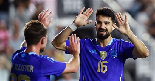 Flaco López é titular e participa de gol da Argentina