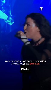 La cantante, compositora y pianista estadounidense Amy Lee, líder y cofundadora de la banda de rock Evanescence, celebra hoy su 44º cumpleaños. Nacida un 13 de diciembre de 1981, Lee es reconocida mundialmente por su potente rango vocal, su estilo lírico emotivo y su papel central en la definición del sonido de una generación a principios de los 2000. #amylee #evanescence #hb | Revista Playlist