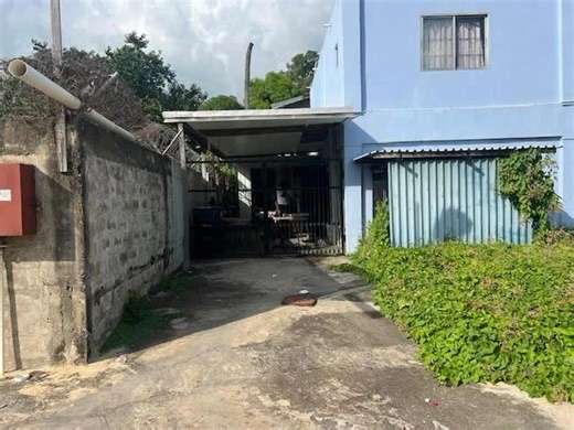 Real Estate Hunter S-2616 on Instagram: "📍Lot 47 Manchester Avenue, May Pen, Clarendon, Jamaica 🇯🇲 🏭 COMMERCIAL BUILDING FOR SALE 💰 JMD $42,000,000 Description: Two storey commercial building thought to comprise a gross floor area of approximately 2,162.28 square feet. Lower floor with a 3.5 feet wide hangover: 1 classroom, 2 bathrooms, principal office, staff room and a computer lab. First floor with a 3.5 feet balcony: 1 bathroom, 2 classrooms, kitchenette and a front balcony. Directions 