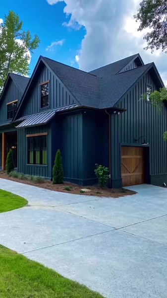 Who knew an all black house could look SO chic! 😍 #repost #foryou #designideas #houserenovation #home #blackhouse