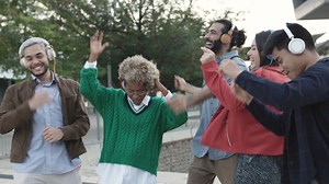 Come along to celebrate the revitalisation of Church and John Streets this Saturday and immerse yourself in a brand-new community area! Enjoy FREE activities including: • Walking interactive silent disco • Roaming entertainment including magicians, stilt walkers and jugglers • Acoustic musicians • Balloon artist, face painting and glitter tattoos • Giant games, pedal loop cars and bouncy castles • Sensory play space • Hoyts colouring in competition • Live performances and more! Saturday 20 May |