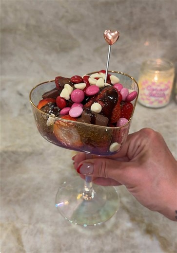 Valentines date night idea 🍓 chocolate strawberry cups & candle warmer hack ❣️🍫 #chocolatestrawberries #valentinesdaydessert #valentinesideas #easydesserts #candlewarmer