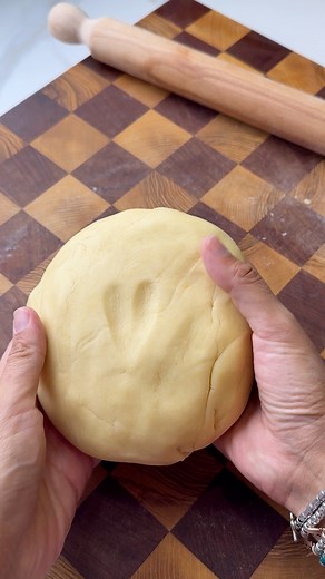 ✨ La AMO perché è la base di tutto: crostate, biscotti, tartellette… e ogni volta profuma di casa 🏡❤️ Con questa ricetta avrete una PASTA FROLLA PERFETTA e vi svelo pure il mio trucco per stenderla senza faticare 😉 💡 ATTENZIONE: Promo Kenwood attiva: Con il codice FEDERICA25 hai 3 accessori in omaggio acquistando la nuova Cooking Chef Kenwood KCL96, eCon il codice FEDERICA hai -20% su tutti gli accessori Kenwood. Ricetta completa su www.unafamigliaincucina.com INGREDIENTI per circa 880 g di p