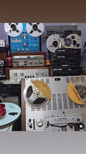 CA SĨ CHẾ LINH GIỚI THIỆU BĂNG MASTER THU ÂM TRƯỚC NĂM 1975. Ca sĩ Chế Linh giới thiệu một cuốn băng bản gốc thu âm trước năm 1975 chính tiếng hát của ông. Xem thêm: #MUSIC_FBCAOSON | Cao Sơn