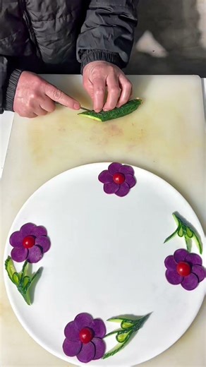 Creative Plating Garnishes, Fruit and Vegetable Shapes, Eating with a Ritual Feeling, One-step Serie