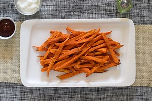Bastones de boniato al horno: receta saludable alternativa a las patatas fritas (y cómo conseguir que queden crujientes)