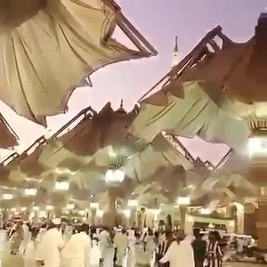 Medine'de gün doğarken dev şemsiyeler açılıyor... | Mekke Medine Umre