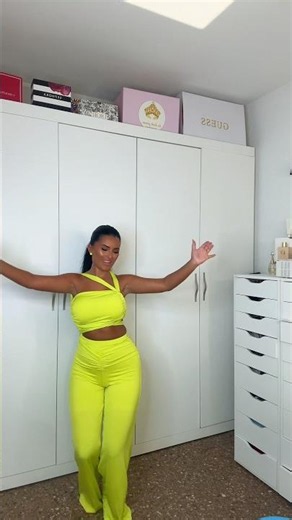 GITANA LINDA BAILANDO RUMBA FLAMENCA IMPRESIONANTE EN EL VESTIDOR CON MUCHO ARTE 💚