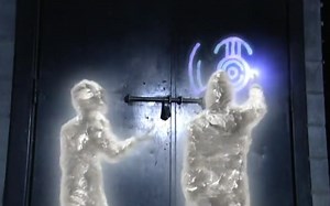 【电影君】几分钟看完，日本黑暗科幻怪谈剧《奥特Q黑暗幻想第2集》女人意外发现外星人神秘涂鸦，可怕的事发生了！