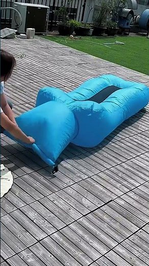 Tired of traveling? See how this woman uses an inflatable bed to enjoy some quiet time