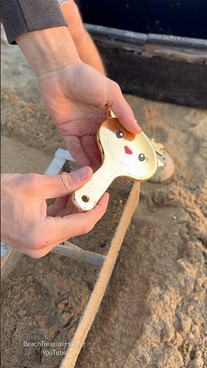 I Found a GOLD Comb Hidden in Beach Trash! You Won’t Believe What Else Was There! #treasuresearch