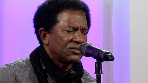 Consagrado músico da Guiné-Bissau, Zé Manel Fortes esteve connosco hoje e apresentou temas do seu mais recente álbum, "Nha Alma", de 2018. O artista foi, na década de 1970, um dos fundadores do grupo Super Mama Djombo 🇬🇼 Pode ver esta e outras atuações na nossa playlist dedicada à Guiné-Bissau: https://www.youtube.com/watch?v=B74whENSivE&list=PLlRM4wb97VtXevq4SPG0sXZ4r4nbg0p5R | Bem-Vindos - RTP África