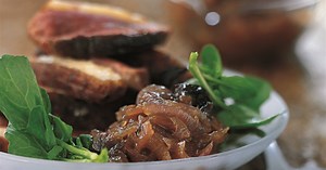Magrets de canard rôtis et confiture d'oignons aux pruneaux