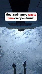 Open turns are where most swimmers lose free speed 🚫 The goal is simple: 👉 Transfer the speed you generated in the lap straight into the next one. Here’s how to do it step by step ⬇️ 1️⃣ Touch Both hands hit the wall at the same time. Quick, sharp — no pause. 2️⃣ Feet to wall Bring your knees and feet up as fast as possible. The faster your feet get there, the less speed you lose. 3️⃣ Body leverage As your feet snap to the wall, your upper body naturally rotates the opposite way. That rotation
