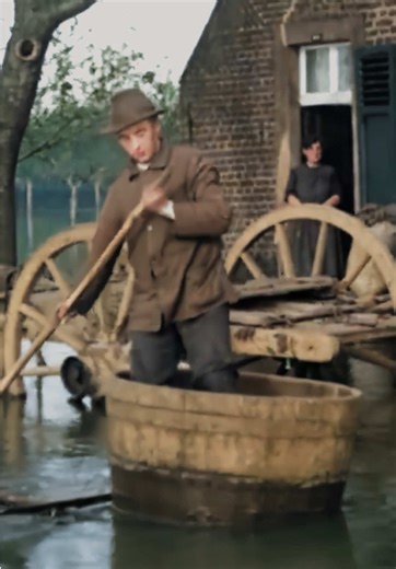See how people in towns and villages in Limburg, the Netherlands, survived and supported each other after heavy rainfall caused the River Meuse to overflow its banks on November 7, 1924. Residents found unorthodox ways to get around, while others handed out supplies.