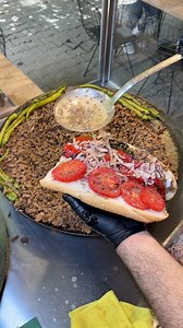 Bitirmesi bile zor olan dev şerbetli kavurma ekmek ! Kavurmacı Enişte Kemeraltın' da yer alıyor. Reklam | İzmirin Gurmesi Emre