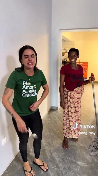 Kina lavando louça aos 8 meses de gravidez — Rosy Pires na África