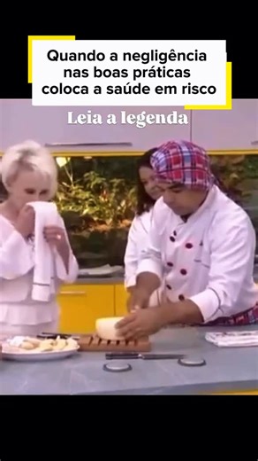 NUTRIPRO | CONSULTORIA EM ALIMENTOS on Instagram: "Quando a negligência nas boas práticas coloca a saúde em risco O que parece um simples descuido pode se transformar em um problema sério. Na manipulação de alimentos, atitudes como essa favorecem a contaminação cruzada, abrindo espaço para bactérias, vírus e micro-organismos que causam infecções alimentares, intoxicações e até surtos. Boas práticas não são excesso de zelo. Elas existem para proteger o consumidor, o negócio e a reputação da empre