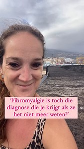 ‘Fibromyalgie? Dat is toch zo’n diagnose die je krijgt als ze het niet meer weten?’ Of: ‘Misschien had je wel iets anders.’ Die opmerkingen hoor ik vaak, alsof mijn ervaring met chronische pijn misschien niet echt was. Maar laten we eerlijk zijn: het label maakt niet uit. Wat telt, is hoe ik jarenlang van mijn kruin tot aan mijn tenen die zenuwpijn voelde. Elke dag opstaan met een lijf dat continu pijn deed, waarin simpelweg functioneren al een uitdaging was. Wat telt, is dat ik nu zonder die pi