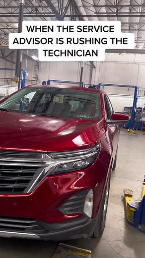 Service Advisor vs Mechanic: Understanding the Roles and Responsibilities