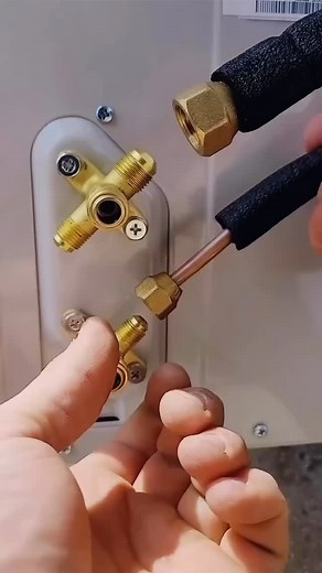 1.2M views · 5.1K reactions | Como algo tan simple puede ser tan satisfactorio 朗 . Conexión de tuberías de mini split ❄️ . RedocaMs 04143469834 Venezuela - Carabobo . #refrigerador #refrigeracion #ferreteria #tecnico #soldadura #nevera #aireacondicionado #aluminio #cobre #hvac #reparacion #redocams #fypシ #fyp #satisfying | RedocaMs | Facebook