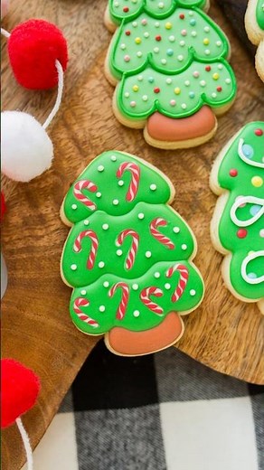 I will never get over how neat wet on wet candy canes are #cookiedecorating #royalicing #christmas