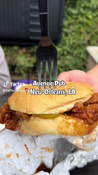 Avenue Pub in New Orleans, LA (Uptown) Fat Fork Rec: Pub Double Burger ($15.00) Fat Fork Rating: 🍴🍴🍴 (3.1/5) Check out Fatforksociety.com/reviews for more in-depth break down #neworleanseats #neworleansfood #foodie #crazyeats #miamifood