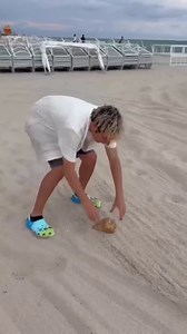 Give the mermaid what she wants 🙄 😆 This was so much fun! Subscribe to my YouTube channel: YouTube.com/MermaidElle In collaboration with @theblackboys_real #mermaid #youtuber #mermaidtail #professionalmermaid #youtube #cute #funny #comedy #mermaids #youtubers | Mermaid Elle