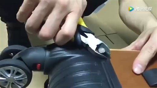 行李箱连体万向轮更换教程
