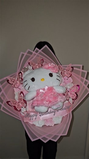 Perla Castellanos on Instagram: "Hello Kitty Rose Bouquet 🩷💫🐱 #HelloKittyBouquet #HelloKittyLovers #HelloKittyBirthday #HelloKittyGiftIdeas #SanrioAesthetic #HelloKittyFan"