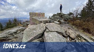 Kontroverzní nacistický kříž u Kořenova je na kusy, policie hledá pachatele - iDNES.cz