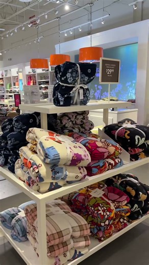 Mother's Day Gift Ideas She'll Love #mothersday #giftguide #styleinspo #bags