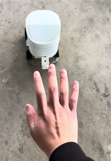 The Gesture-Controlled Trash Bin Bot Dynamic demonstration