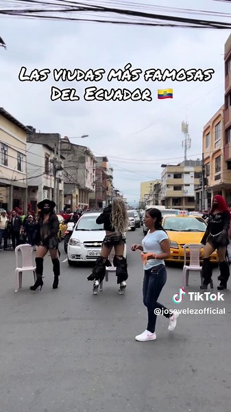 Las Viudas Alegres: Celebrando Tradiciones en Ecuador