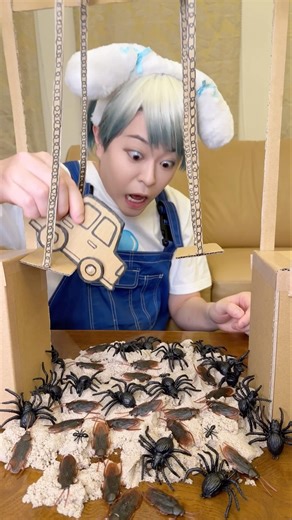 Cardboard cars fight monsters！