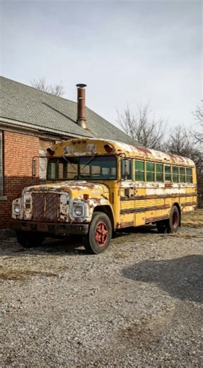 “School Bus Converted Into a Modern Mobile Kitchen! #DIYKitchen”