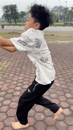 This is how professional kite flying works. #kiteflying #kiteo #patang #layangan #uçurtma
