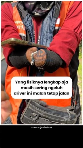 Seeing the condition of the driver, this man immediately fell silent and couldn't say anything.