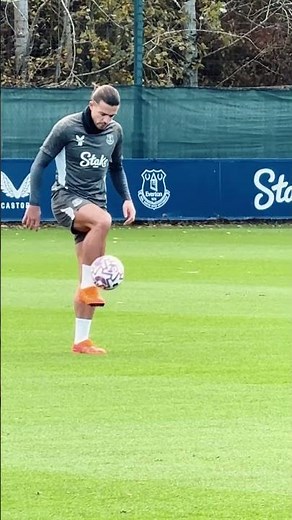 Just Jack doing Jack Grealish things between training drills 🤩 #grealish #everton #training