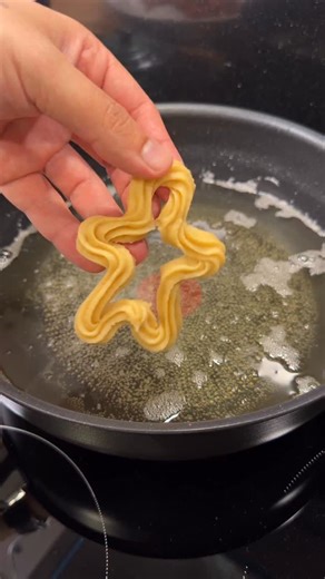 Frede Brocha on Instagram: "Cariñas!!! Estos churros de jengibre quedan demasiado ricardas! Los adoré😋 Ingredientiros: 1 taza agua 2 cdas mantequilla Esencia de Vainilla 1 pizca de sal 1 cdita de jengibre en polvo 1 taza de harina de trigo Luego: 1 huevo batido Importante: *NO DEJAR AIRE en la mezcla al meterla en la manga, esto puede ocasionar que los churros exploten al momento de freirlos. #receta #churros #delicioso"