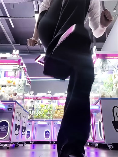 Amazing Alien-Themed Cosplay at Alien Stage Café