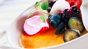 CREME BRULEE INGREDIENTES • 1 vaina de vainilla. • 2 tazas (480 ml.) de Crema para Batir Lyncott® • 5 (100 g.) yemas. • 1 taza (200 g.) de azúcar. PREPARACIÓN 1. Abre la vaina de vainilla y raspa la pulpa, hierve ambas con la crema en una cacerola. Refrigerar de preferencia, durante una noche. 2. Bate las yemas con la mitad de azúcar, incorporarlas a la crema y colar a los moldes. 3. Poner los moldes en la charola con suficiente agua hirviendo para cubrirlos hasta la mitad. 4. Hornea a 150°C dur