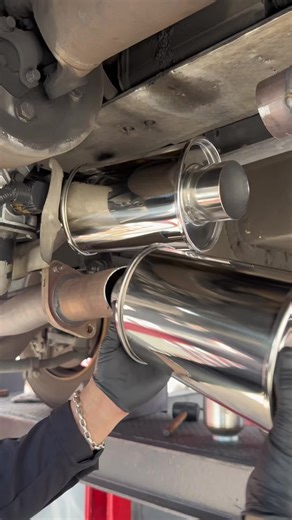 Vibrant resonators on a school bus sound test #soundtesting #schoolbus #mufflershop