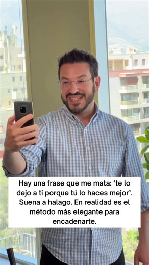 Suena a halago. En realidad es el método más elegante para encadenarte. Porque en equipos sin sistema, “el que lo hace mejor” termina siendo el mecanismo de compensación. El resto no mejora… se acomoda. Y el costo se carga a tu agenda. Entonces el patrón se vuelve así: • Te tiran algo “rápido” → porque tú lo sacas. • Te piden “solo una revisada” → porque tú lo dejas perfecto. • Te pasan lo crítico → porque “contigo no falla”. Y sin querer, entrenas una regla: siempre vuelve a ti. La parte incómo