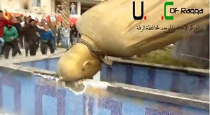 Estátua de Hafez Al Assad destruída na Síria
