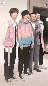 262 reactions · 5 comments | FOTO DE FAMILIA No me cansaré de decir que Yibo tiene en sus compañeros de DDU una verdadera familia. Y es que ellos no dejan pasar la oportunidad, cuando hablan de él, de explicar cuánto le aman... Y él se siente con ellos seguro y feliz. Gracias Wang Han, gracias Wowkie Zhan, gracias Óscar Qian, por dar a Yibo el amor que todas sentimos por él. #LaSonrisaDeYibo  | Las Manos de Yibo | Facebook