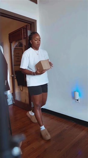 Nothing sets the tone for a workday like a good playlist… and now, a good scent ✨ Just added to my office with Volcano by Capri Blue and Beach Vacay by Moodcast. Between the energy boost and the daydream of a getaway, my space has never felt more me 🤌🏾 — #TheNewMixx #LGBTQ #Philly #Androgynous #Masc Pura | fragrance | office set up