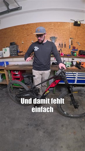 Das erste Bike mit DJI Avinox und Wechselakku ist ein exklusives All Mountain von Rotwild 🦌 Neben der superleichten Batterie mit praktischem Druckknopf will das R.EX auch mit einem speziellen Hinterbau und kurzen Kettenstreben punkten 🚵‍♂️ Ob das mit so viel Power eine gute Idee ist? 🚲Rotwild R.EX Pro ⚡DJI Avinox M1 🔋Eigener Akku mit 864 Wh 👟160/150 mm 📐29/27,5 Zoll (Mullet) ⚖️22,9 kg (BIKE Messung) 💰9.990 Euro #emtb #bikereview #djiavinox #rotwild @rotwildbikes | BIKE Magazin