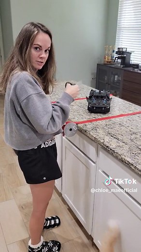 Hands off the display model ❌️